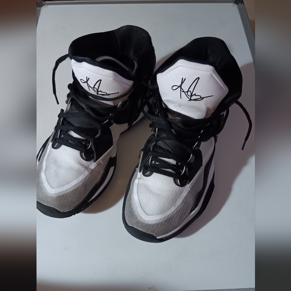 NIKE KYRIE SZ 10 SNEAKERS